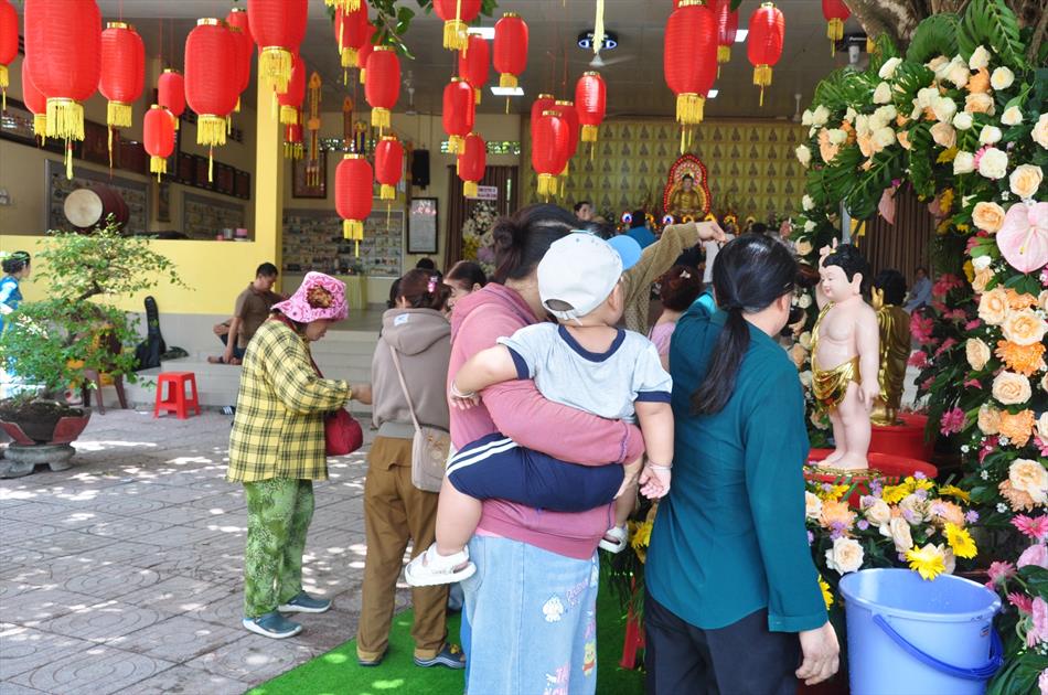11 ĐÓN KHÁCH, TẮM PHẬT , LƯU NIỆM 11 ĐÓN KHÁCH, TẮM PHẬT , LƯU NIỆM