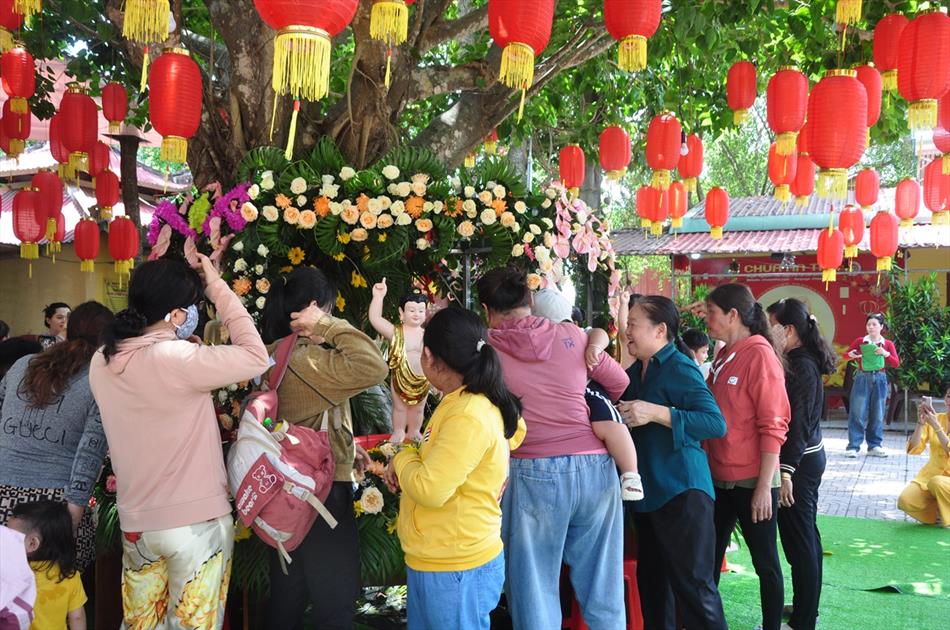 11 ĐÓN KHÁCH, TẮM PHẬT , LƯU NIỆM 11 ĐÓN KHÁCH, TẮM PHẬT , LƯU NIỆM