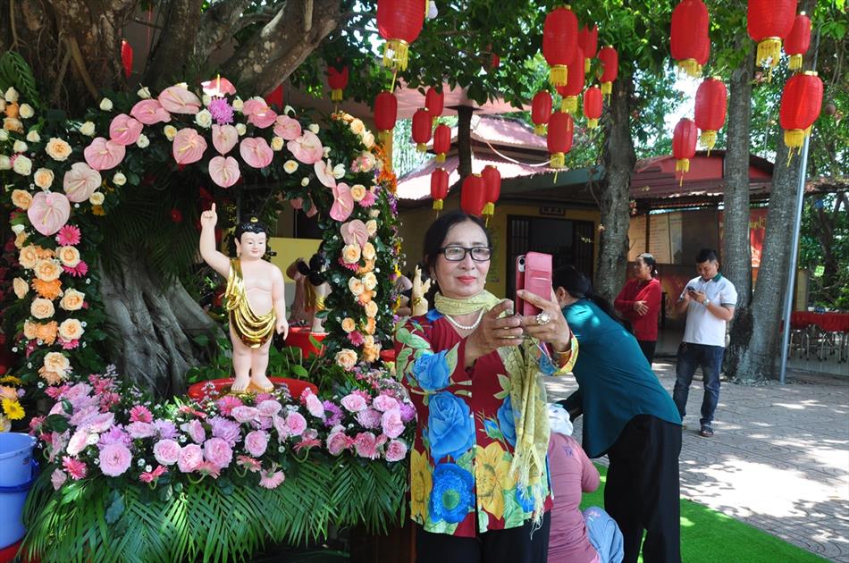 11 ĐÓN KHÁCH, TẮM PHẬT , LƯU NIỆM 11 ĐÓN KHÁCH, TẮM PHẬT , LƯU NIỆM