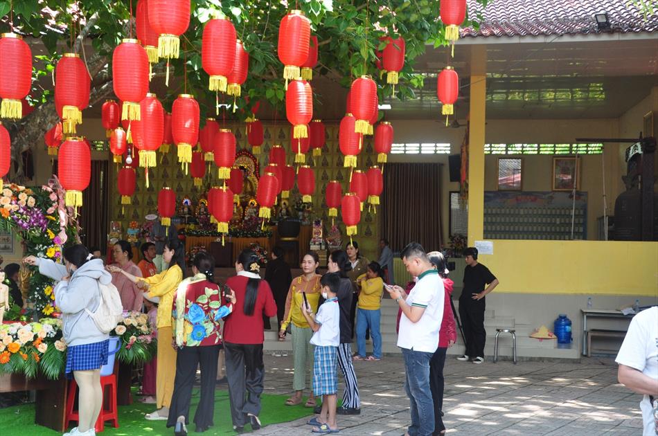 11 ĐÓN KHÁCH, TẮM PHẬT , LƯU NIỆM 11 ĐÓN KHÁCH, TẮM PHẬT , LƯU NIỆM