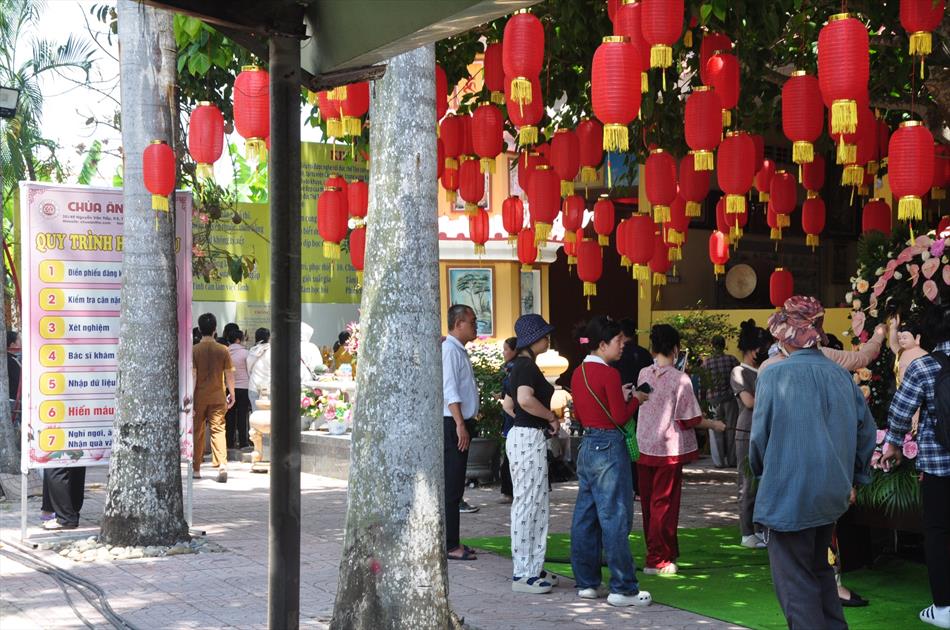 11 ĐÓN KHÁCH, TẮM PHẬT , LƯU NIỆM 11 ĐÓN KHÁCH, TẮM PHẬT , LƯU NIỆM