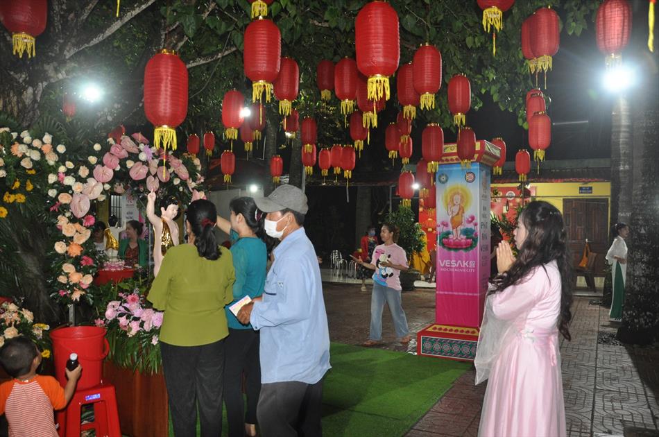 11 ĐÓN KHÁCH, TẮM PHẬT , LƯU NIỆM 11 ĐÓN KHÁCH, TẮM PHẬT , LƯU NIỆM