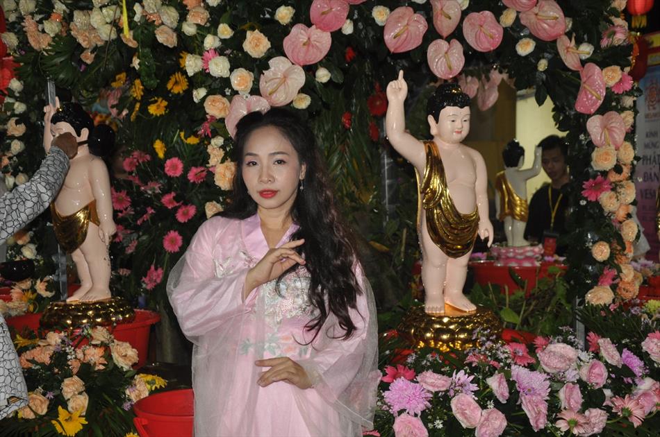 11 ĐÓN KHÁCH, TẮM PHẬT , LƯU NIỆM 11 ĐÓN KHÁCH, TẮM PHẬT , LƯU NIỆM