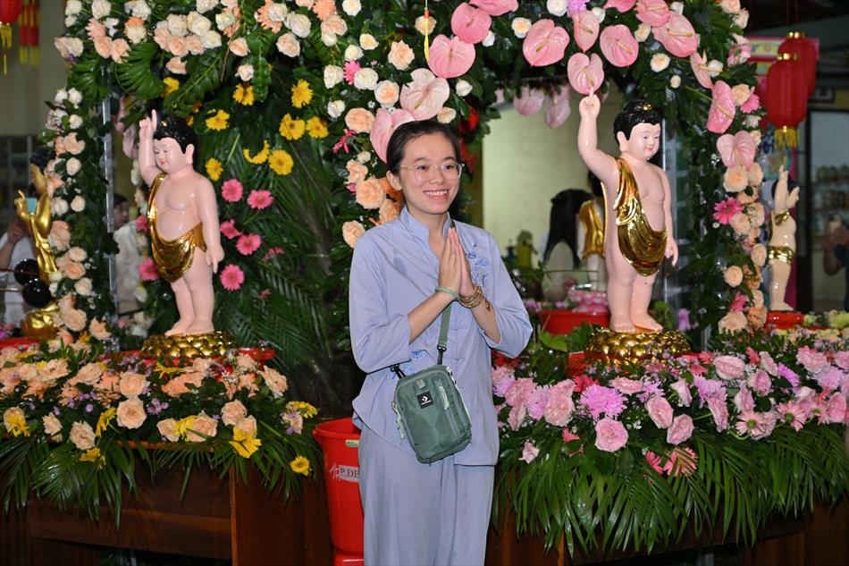 11 ĐÓN KHÁCH, TẮM PHẬT , LƯU NIỆM 11 ĐÓN KHÁCH, TẮM PHẬT , LƯU NIỆM