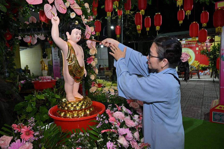 11 ĐÓN KHÁCH, TẮM PHẬT , LƯU NIỆM 11 ĐÓN KHÁCH, TẮM PHẬT , LƯU NIỆM