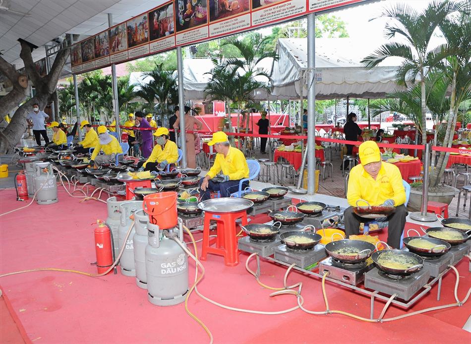 10 LỄ HỘI BÁNH XÈO QUY MÔ LỚN 10 LỄ HỘI BÁNH XÈO QUY MÔ LỚN