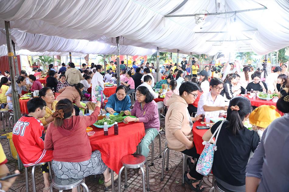 10 LỄ HỘI BÁNH XÈO QUY MÔ LỚN 10 LỄ HỘI BÁNH XÈO QUY MÔ LỚN