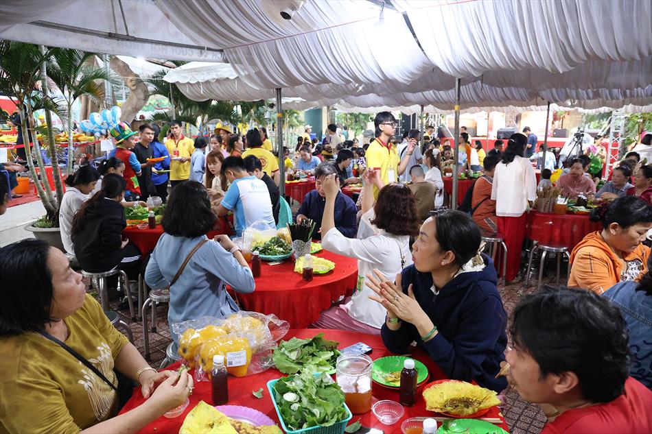 10 LỄ HỘI BÁNH XÈO QUY MÔ LỚN 10 LỄ HỘI BÁNH XÈO QUY MÔ LỚN