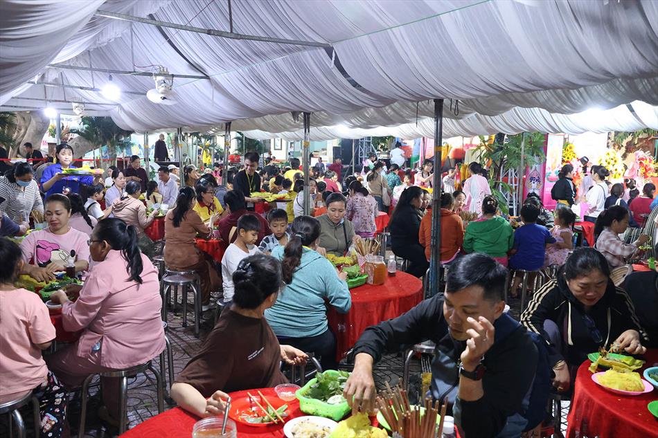 10 LỄ HỘI BÁNH XÈO QUY MÔ LỚN 10 LỄ HỘI BÁNH XÈO QUY MÔ LỚN