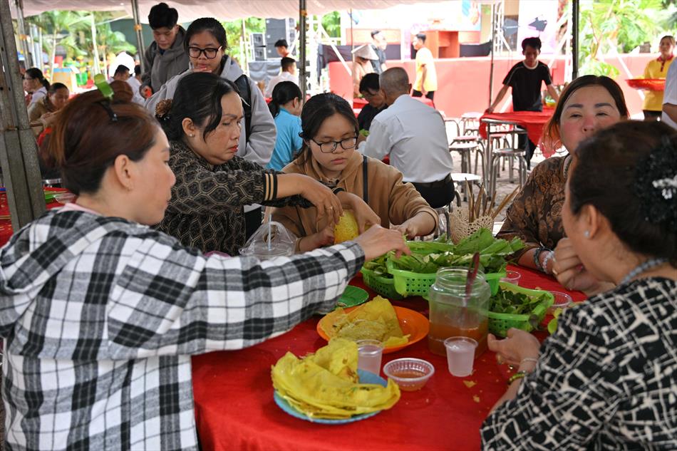 10 LỄ HỘI BÁNH XÈO QUY MÔ LỚN 10 LỄ HỘI BÁNH XÈO QUY MÔ LỚN