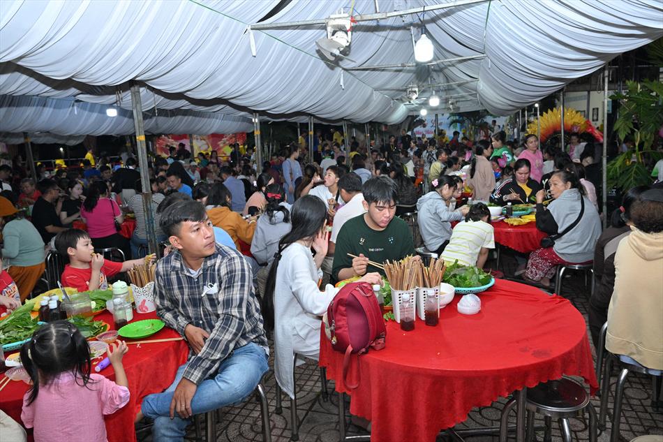 10 LỄ HỘI BÁNH XÈO QUY MÔ LỚN 10 LỄ HỘI BÁNH XÈO QUY MÔ LỚN