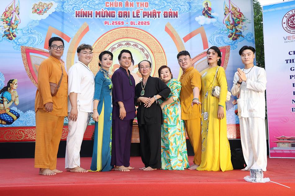 11 ĐÓN KHÁCH, TẮM PHẬT , LƯU NIỆM 11 ĐÓN KHÁCH, TẮM PHẬT , LƯU NIỆM