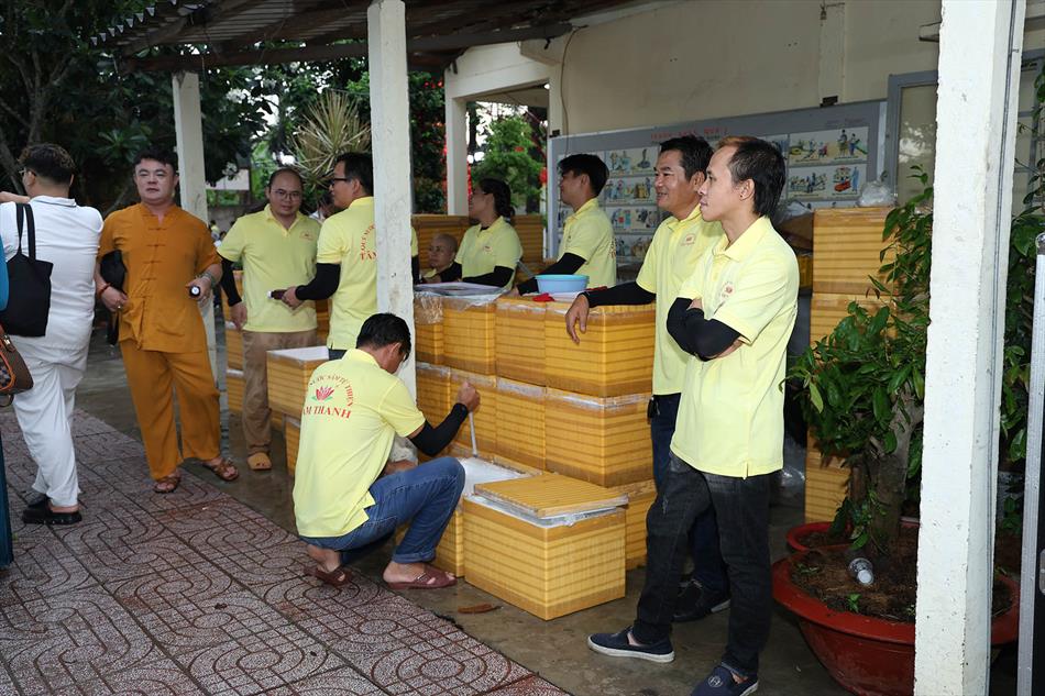 11 ĐÓN KHÁCH, TẮM PHẬT , LƯU NIỆM 11 ĐÓN KHÁCH, TẮM PHẬT , LƯU NIỆM