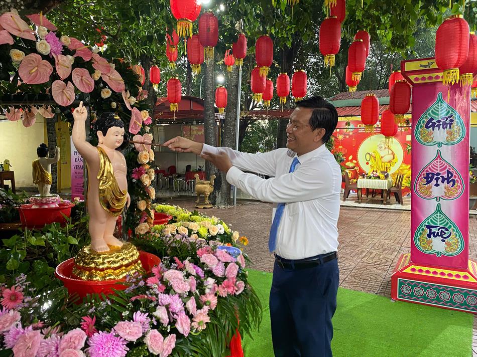 11 ĐÓN KHÁCH, TẮM PHẬT , LƯU NIỆM 11 ĐÓN KHÁCH, TẮM PHẬT , LƯU NIỆM