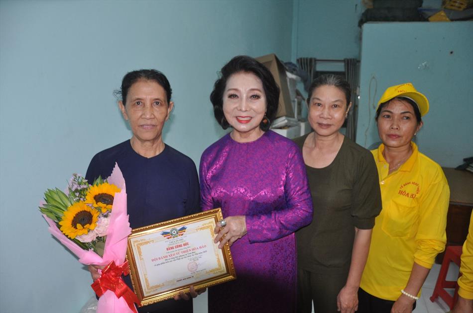 11 ĐÓN KHÁCH, TẮM PHẬT , LƯU NIỆM 11 ĐÓN KHÁCH, TẮM PHẬT , LƯU NIỆM