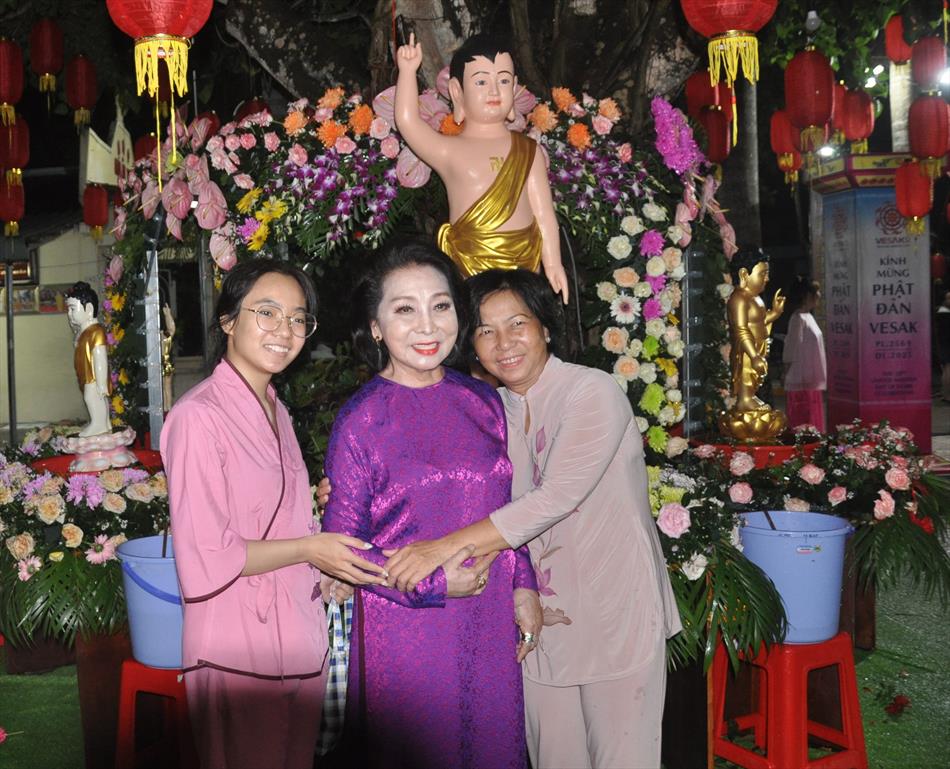 11 ĐÓN KHÁCH, TẮM PHẬT , LƯU NIỆM 11 ĐÓN KHÁCH, TẮM PHẬT , LƯU NIỆM
