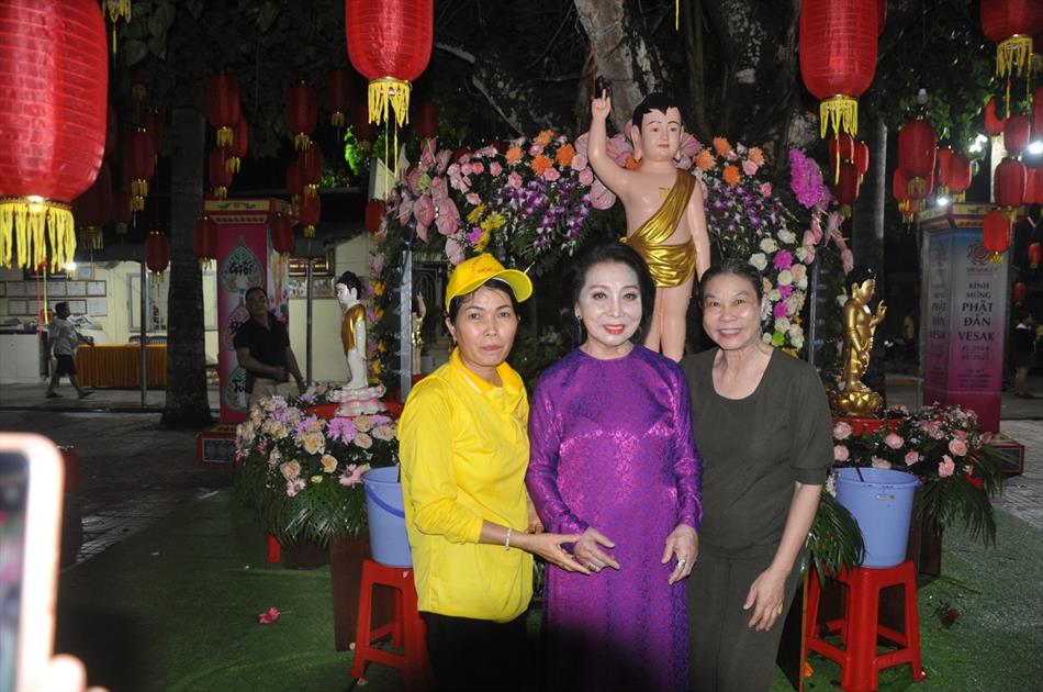 11 ĐÓN KHÁCH, TẮM PHẬT , LƯU NIỆM 11 ĐÓN KHÁCH, TẮM PHẬT , LƯU NIỆM