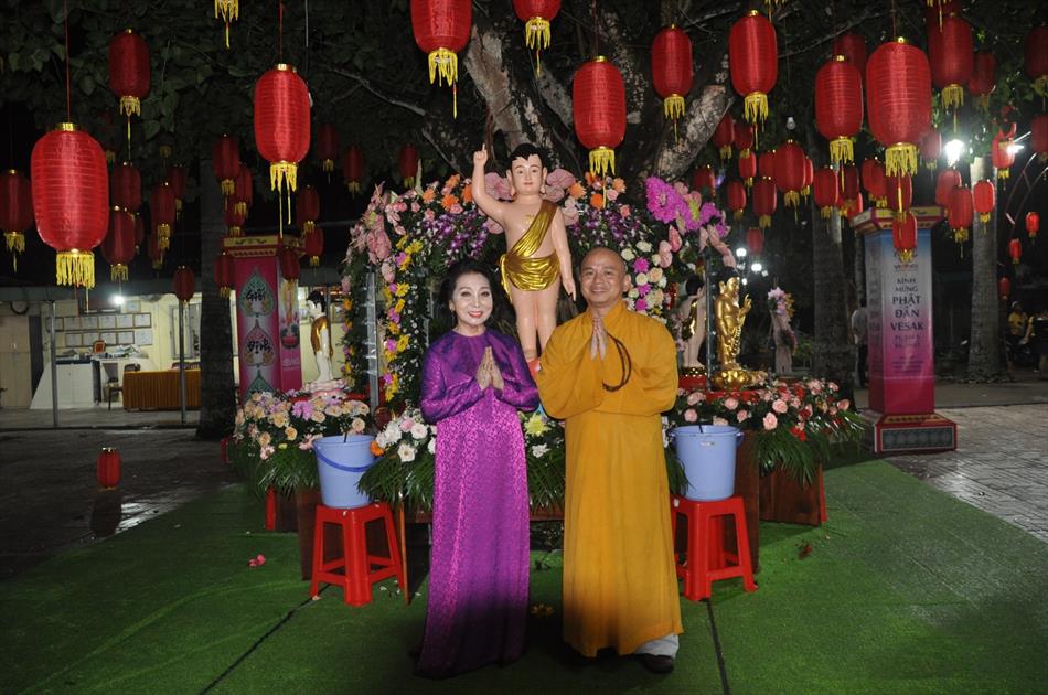 11 ĐÓN KHÁCH, TẮM PHẬT , LƯU NIỆM 11 ĐÓN KHÁCH, TẮM PHẬT , LƯU NIỆM