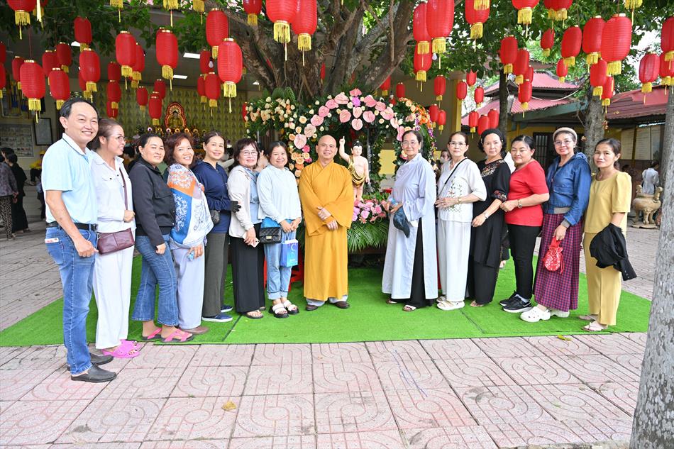 11 ĐÓN KHÁCH, TẮM PHẬT , LƯU NIỆM 11 ĐÓN KHÁCH, TẮM PHẬT , LƯU NIỆM