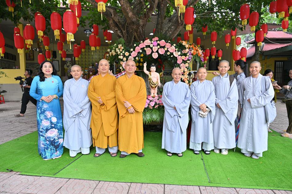 11 ĐÓN KHÁCH, TẮM PHẬT , LƯU NIỆM 11 ĐÓN KHÁCH, TẮM PHẬT , LƯU NIỆM