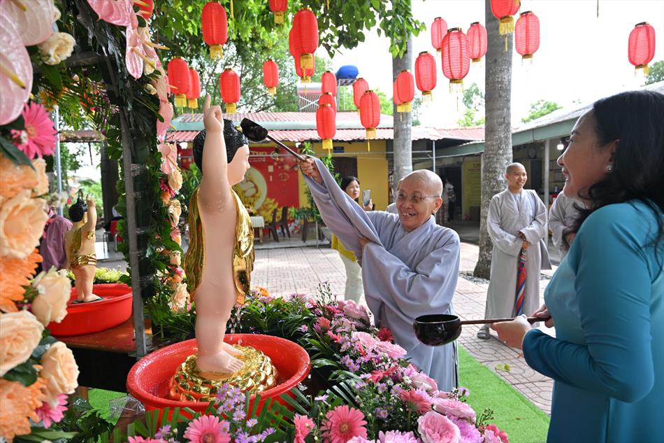 11 ĐÓN KHÁCH, TẮM PHẬT , LƯU NIỆM 11 ĐÓN KHÁCH, TẮM PHẬT , LƯU NIỆM