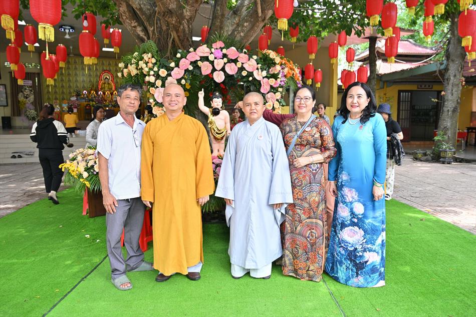 11 ĐÓN KHÁCH, TẮM PHẬT , LƯU NIỆM 11 ĐÓN KHÁCH, TẮM PHẬT , LƯU NIỆM