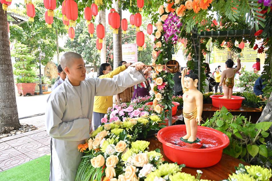 11 ĐÓN KHÁCH, TẮM PHẬT , LƯU NIỆM 11 ĐÓN KHÁCH, TẮM PHẬT , LƯU NIỆM