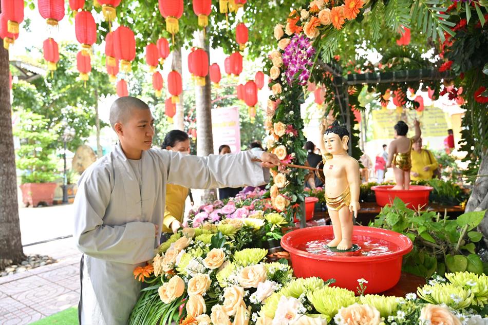 11 ĐÓN KHÁCH, TẮM PHẬT , LƯU NIỆM 11 ĐÓN KHÁCH, TẮM PHẬT , LƯU NIỆM