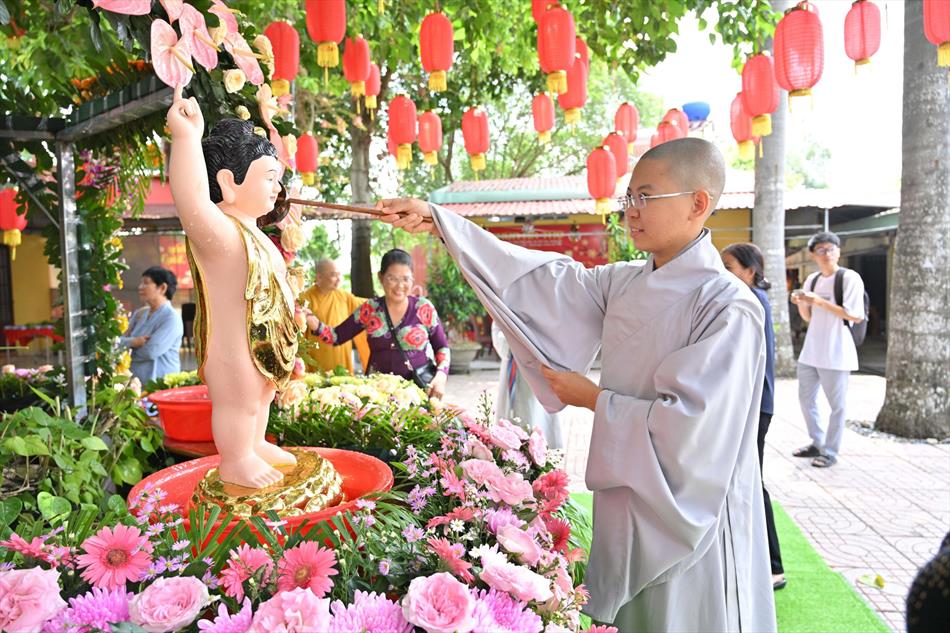 11 ĐÓN KHÁCH, TẮM PHẬT , LƯU NIỆM 11 ĐÓN KHÁCH, TẮM PHẬT , LƯU NIỆM