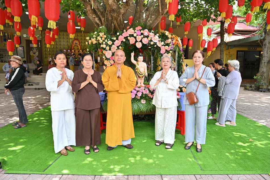 11 ĐÓN KHÁCH, TẮM PHẬT , LƯU NIỆM 11 ĐÓN KHÁCH, TẮM PHẬT , LƯU NIỆM