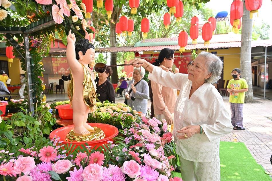 11 ĐÓN KHÁCH, TẮM PHẬT , LƯU NIỆM 11 ĐÓN KHÁCH, TẮM PHẬT , LƯU NIỆM