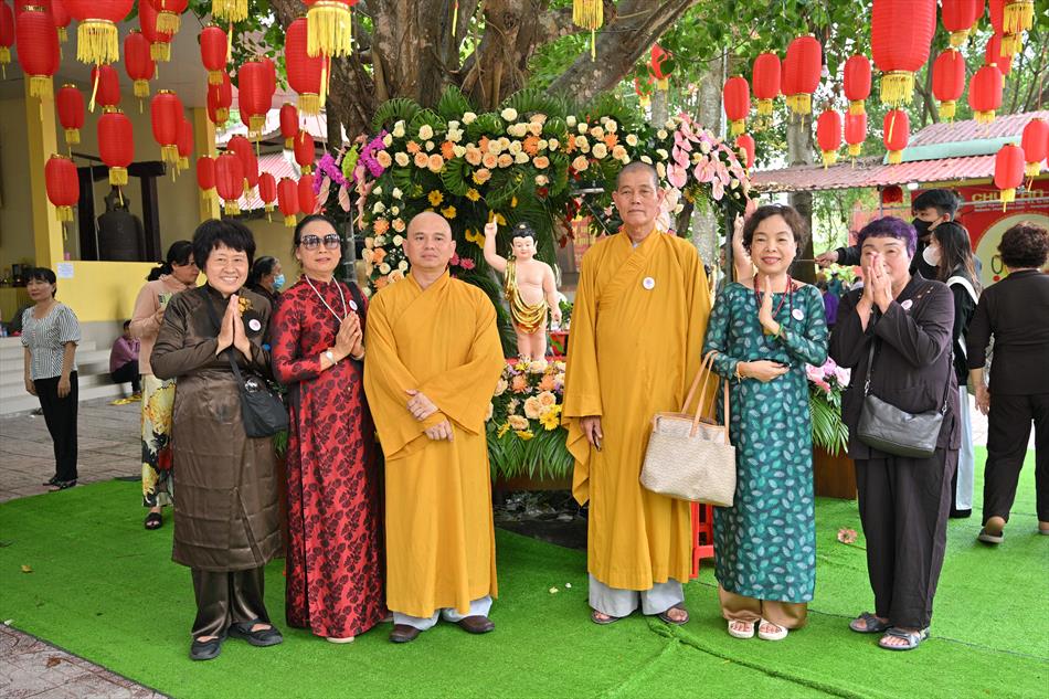 11 ĐÓN KHÁCH, TẮM PHẬT , LƯU NIỆM 11 ĐÓN KHÁCH, TẮM PHẬT , LƯU NIỆM