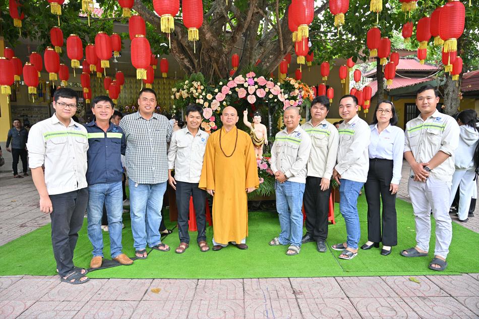 11 ĐÓN KHÁCH, TẮM PHẬT , LƯU NIỆM 11 ĐÓN KHÁCH, TẮM PHẬT , LƯU NIỆM
