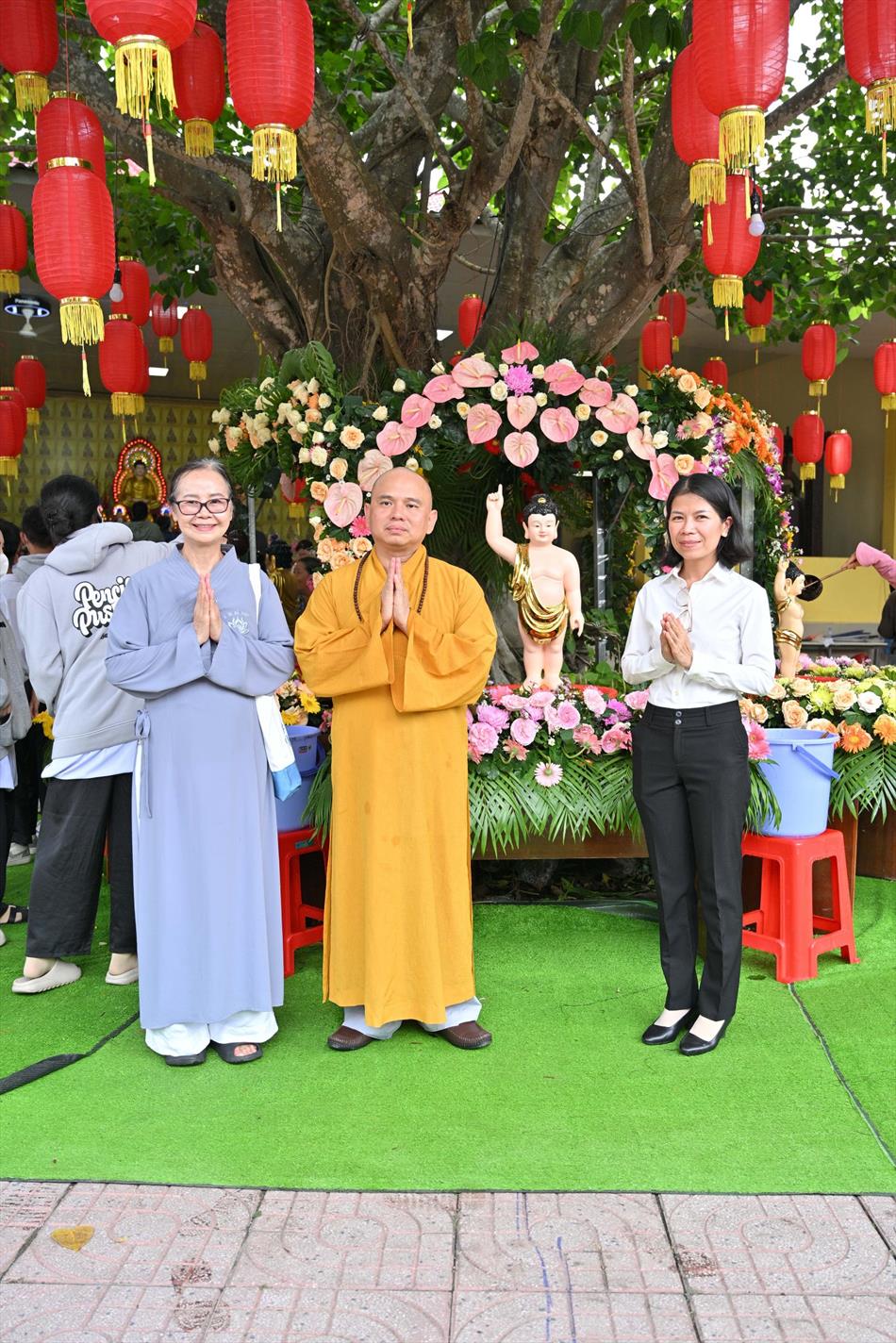 11 ĐÓN KHÁCH, TẮM PHẬT , LƯU NIỆM 11 ĐÓN KHÁCH, TẮM PHẬT , LƯU NIỆM