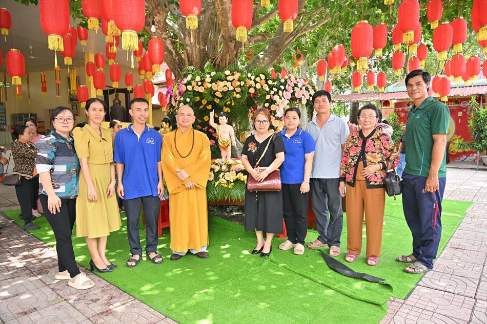11 ĐÓN KHÁCH, TẮM PHẬT , LƯU NIỆM 11 ĐÓN KHÁCH, TẮM PHẬT , LƯU NIỆM