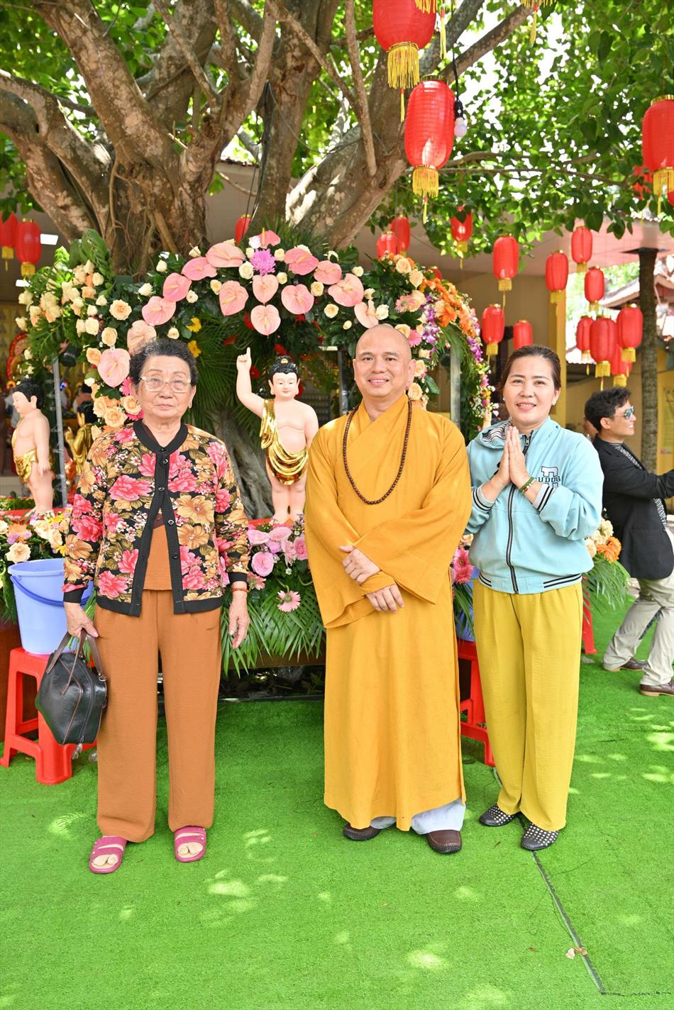 11 ĐÓN KHÁCH, TẮM PHẬT , LƯU NIỆM 11 ĐÓN KHÁCH, TẮM PHẬT , LƯU NIỆM