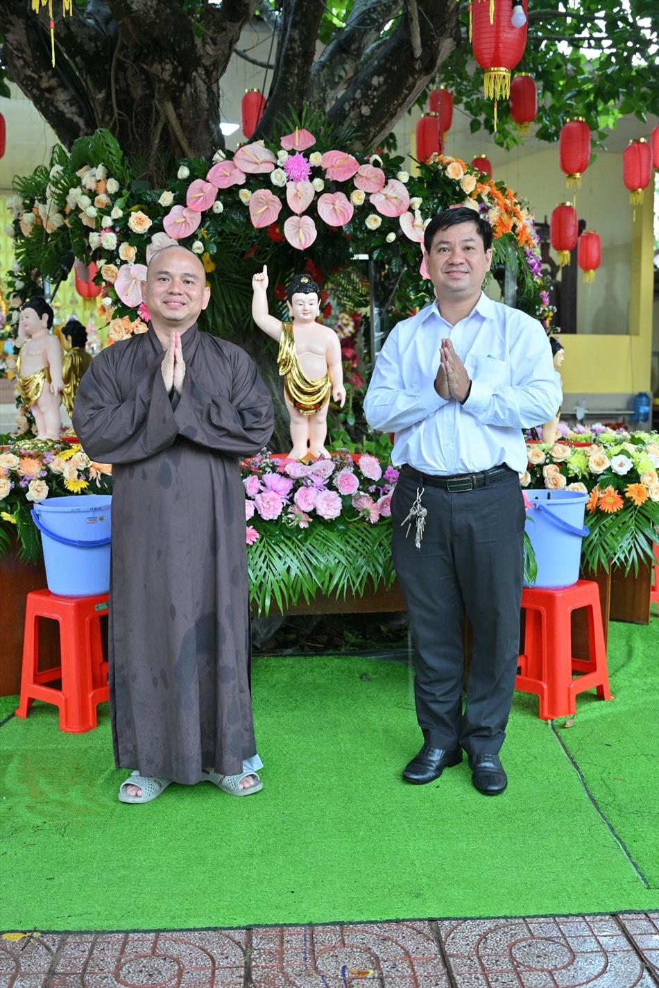 11 ĐÓN KHÁCH, TẮM PHẬT , LƯU NIỆM 11 ĐÓN KHÁCH, TẮM PHẬT , LƯU NIỆM
