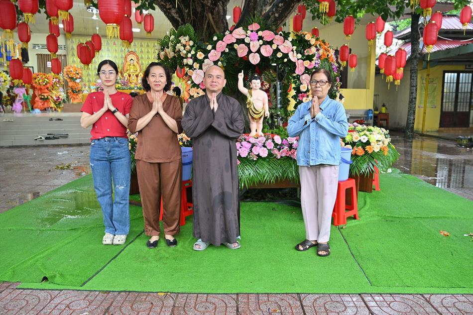 11 ĐÓN KHÁCH, TẮM PHẬT , LƯU NIỆM 11 ĐÓN KHÁCH, TẮM PHẬT , LƯU NIỆM