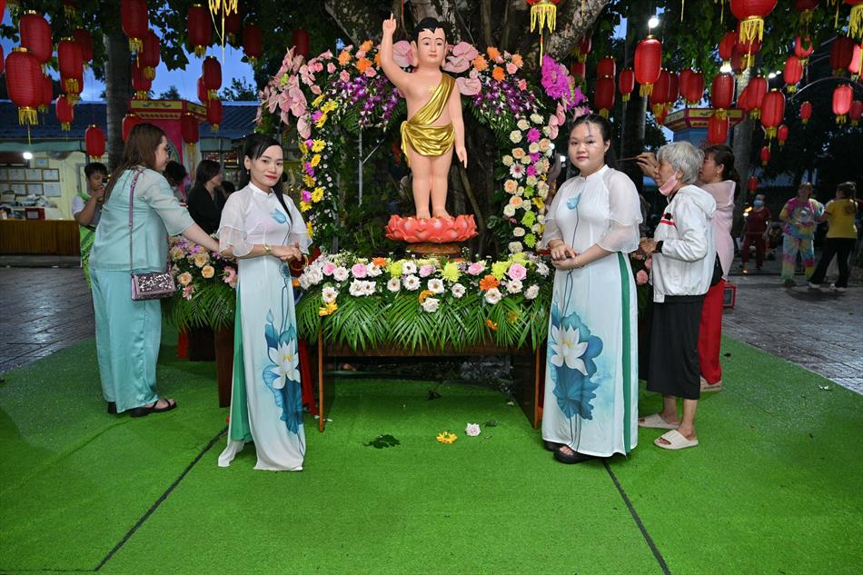 11 ĐÓN KHÁCH, TẮM PHẬT , LƯU NIỆM 11 ĐÓN KHÁCH, TẮM PHẬT , LƯU NIỆM