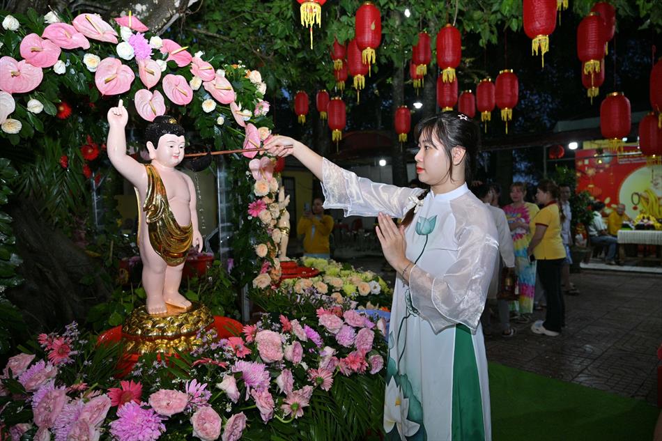 11 ĐÓN KHÁCH, TẮM PHẬT , LƯU NIỆM 11 ĐÓN KHÁCH, TẮM PHẬT , LƯU NIỆM
