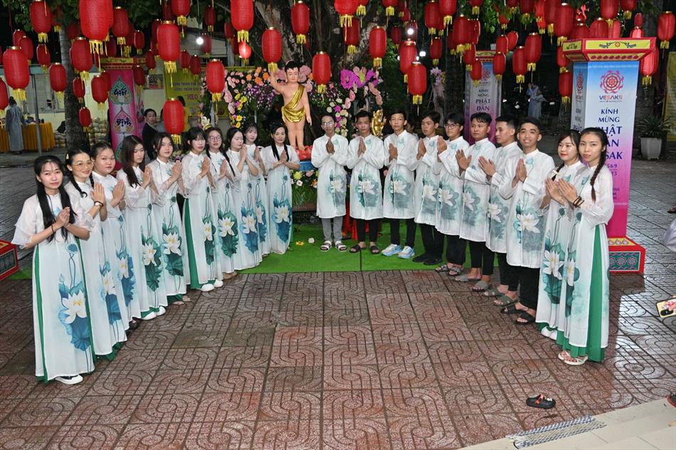 11 ĐÓN KHÁCH, TẮM PHẬT , LƯU NIỆM 11 ĐÓN KHÁCH, TẮM PHẬT , LƯU NIỆM