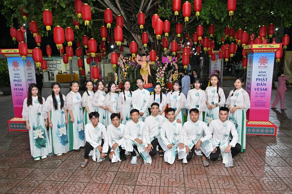 11 ĐÓN KHÁCH, TẮM PHẬT , LƯU NIỆM 11 ĐÓN KHÁCH, TẮM PHẬT , LƯU NIỆM
