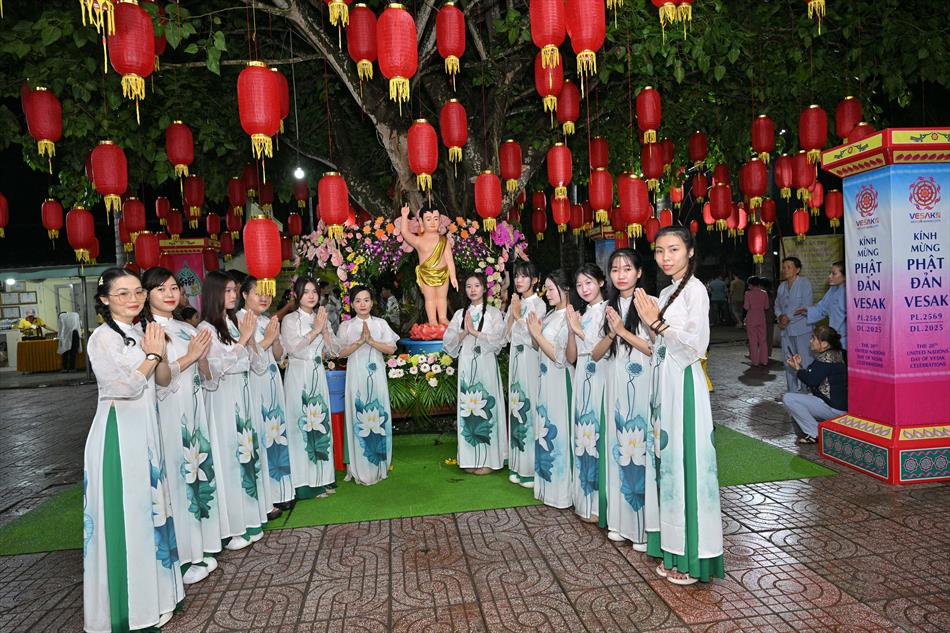 11 ĐÓN KHÁCH, TẮM PHẬT , LƯU NIỆM 11 ĐÓN KHÁCH, TẮM PHẬT , LƯU NIỆM