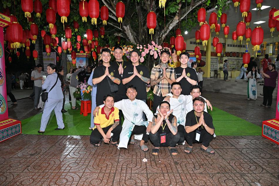 11 ĐÓN KHÁCH, TẮM PHẬT , LƯU NIỆM 11 ĐÓN KHÁCH, TẮM PHẬT , LƯU NIỆM
