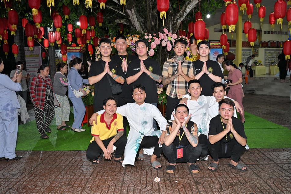 11 ĐÓN KHÁCH, TẮM PHẬT , LƯU NIỆM 11 ĐÓN KHÁCH, TẮM PHẬT , LƯU NIỆM