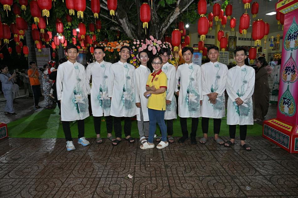 11 ĐÓN KHÁCH, TẮM PHẬT , LƯU NIỆM 11 ĐÓN KHÁCH, TẮM PHẬT , LƯU NIỆM