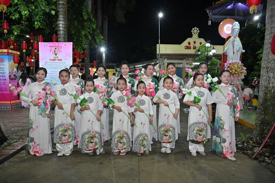 11 ĐÓN KHÁCH, TẮM PHẬT , LƯU NIỆM 11 ĐÓN KHÁCH, TẮM PHẬT , LƯU NIỆM
