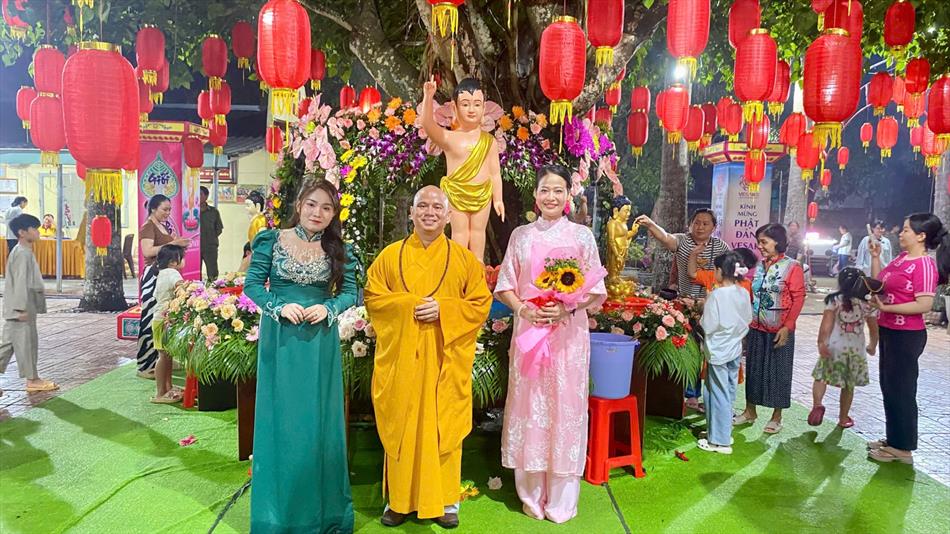 11 ĐÓN KHÁCH, TẮM PHẬT , LƯU NIỆM 11 ĐÓN KHÁCH, TẮM PHẬT , LƯU NIỆM