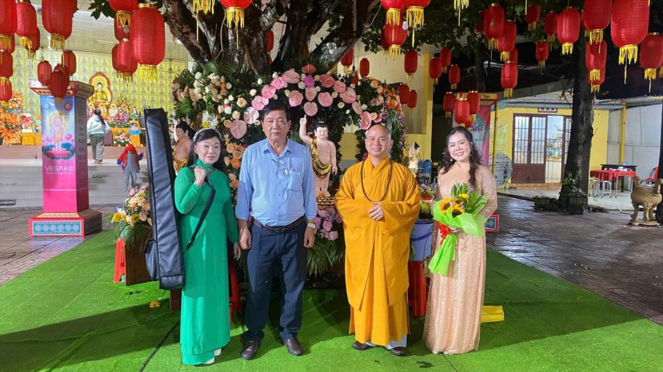 11 ĐÓN KHÁCH, TẮM PHẬT , LƯU NIỆM 11 ĐÓN KHÁCH, TẮM PHẬT , LƯU NIỆM