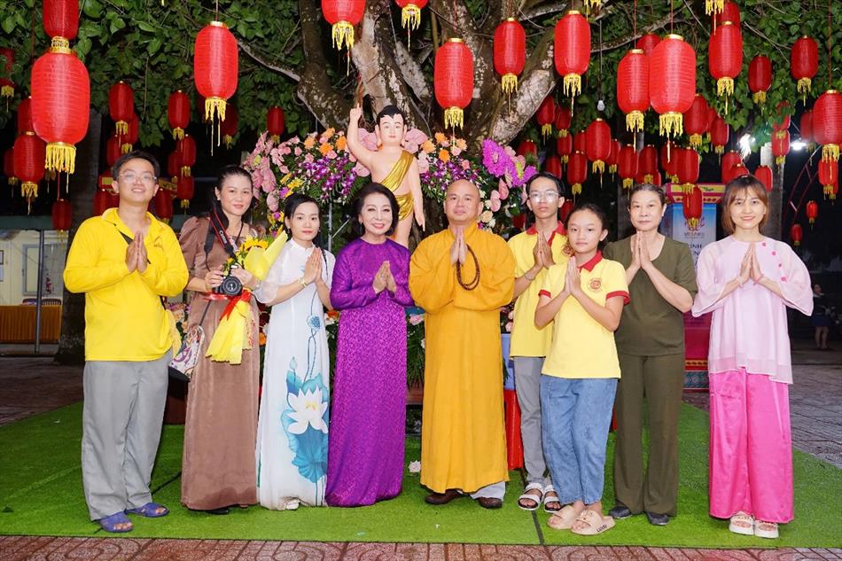 11 ĐÓN KHÁCH, TẮM PHẬT , LƯU NIỆM 11 ĐÓN KHÁCH, TẮM PHẬT , LƯU NIỆM